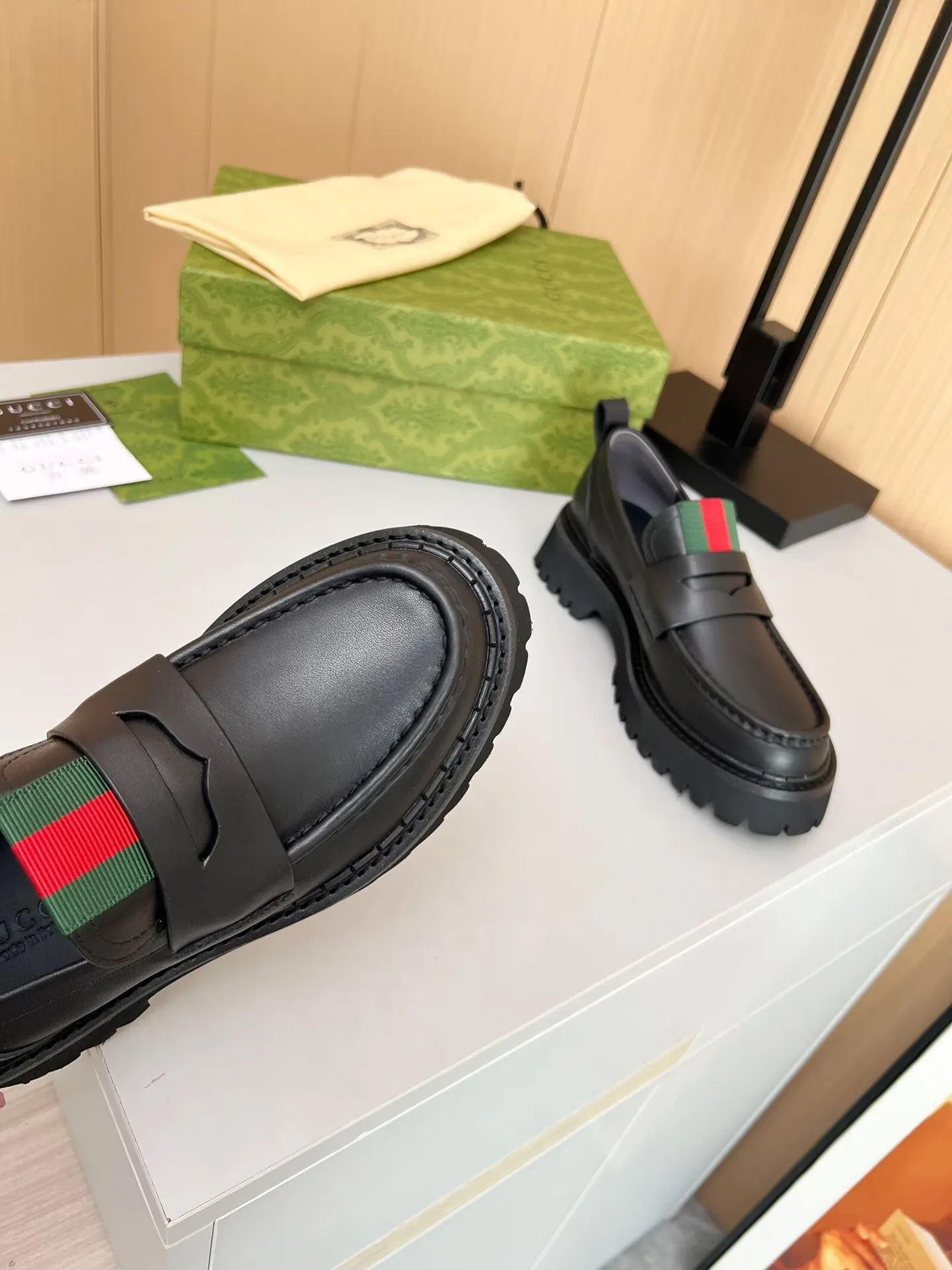 👟👟Ex-factory price 480👟👟 ✅The latest Gucci GUCCI loafers at the counter. They are mainly matched with various styles of trendy clothes to highlight their fashion. ✅ A must-have recommended➡️Especially easy to put on and take off. Fabric: cowhide, open edge beads. Inner/foot pads: cow lining. Color: black. Size: 34-41 (34, 41 need to be customized) Heel height: 5cm Outsole: Foam outsole material ✅ Comes with cloth bag card
